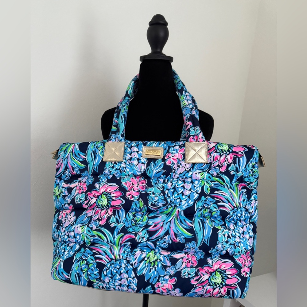 Lilly Pulitzer NWT Polly Puffer tote high tide navy pineapple paradise.
